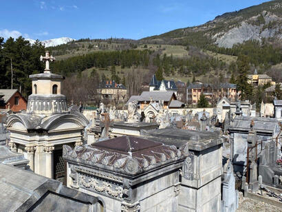 Les villas de Barcelonnette et les tombes monumentales du cimetière © CCVUSP